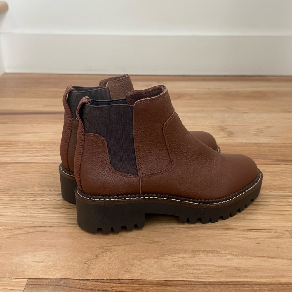 Nordstrom Rack Lug Chelsea Boot in Brown Chestnut sz 4.5